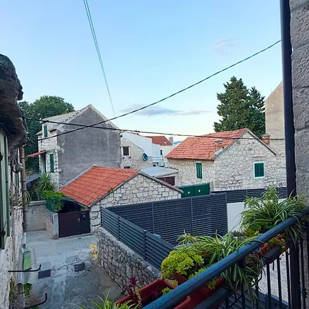 Maki Stone House - Parking On Request !
