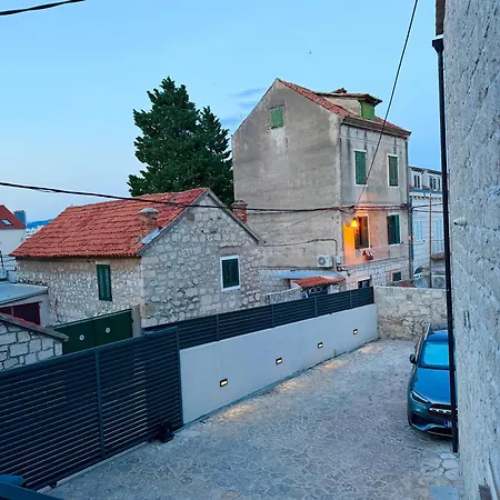 Maki Stone House - Parking On Request !